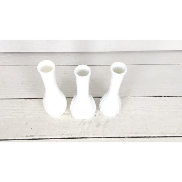 Vintage white milk glass flower bud vases set of 3 - Picture 4 of 4